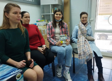 Дети - играют, мамы - читают: в Севастополе организовали необычный книжный клуб, чтобы уберечь молодых мам от выгорания